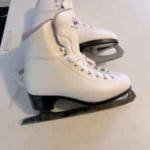 White ice skates size 7.  Very GOOD condition. Scuff mark on back of one skate.